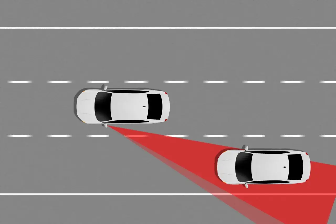 Vue aérienne de deux voitures blanches sur une route grise. La voiture de devant est en pointillé rouge, indiquant un danger.