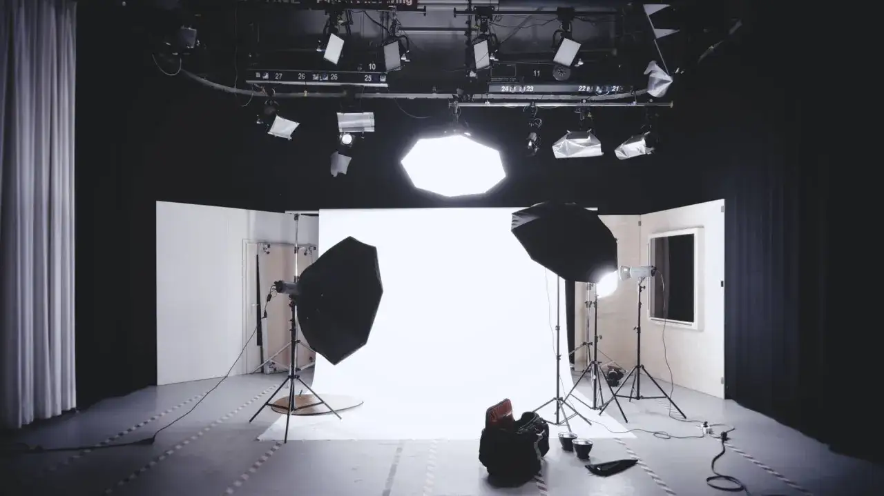 Puste tło i lampy studyjne tworzą idealny **styl studio** do sesji zdjęciowej.