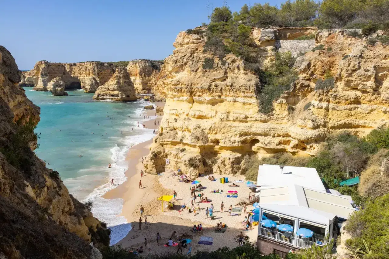 Sonnige Bucht an der Algarve, Portugal. Selbst im Oktober ist das Wetter perfekt f&uuml;r Strandbesucher.