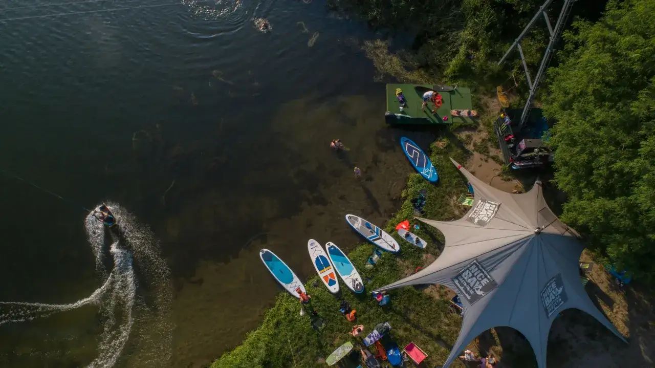 Olsztyn atrakcje dla dorosłych: wakeboarding i SUP na jeziorze, relaks pod namiotem.