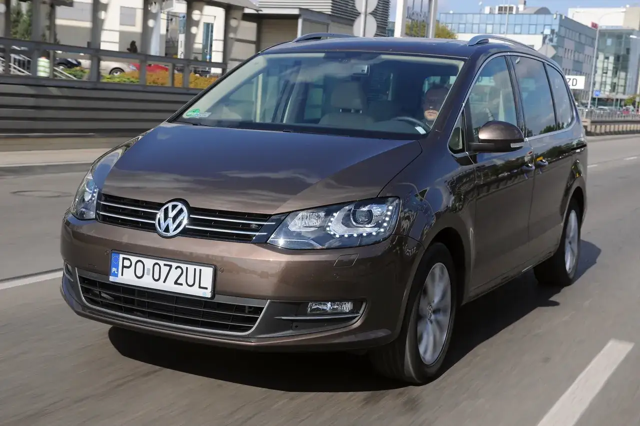 Brązowy Volkswagen Sharan, jeden z najbardziej polecanych samochodów 7-osobowych, jedzie po drodze.