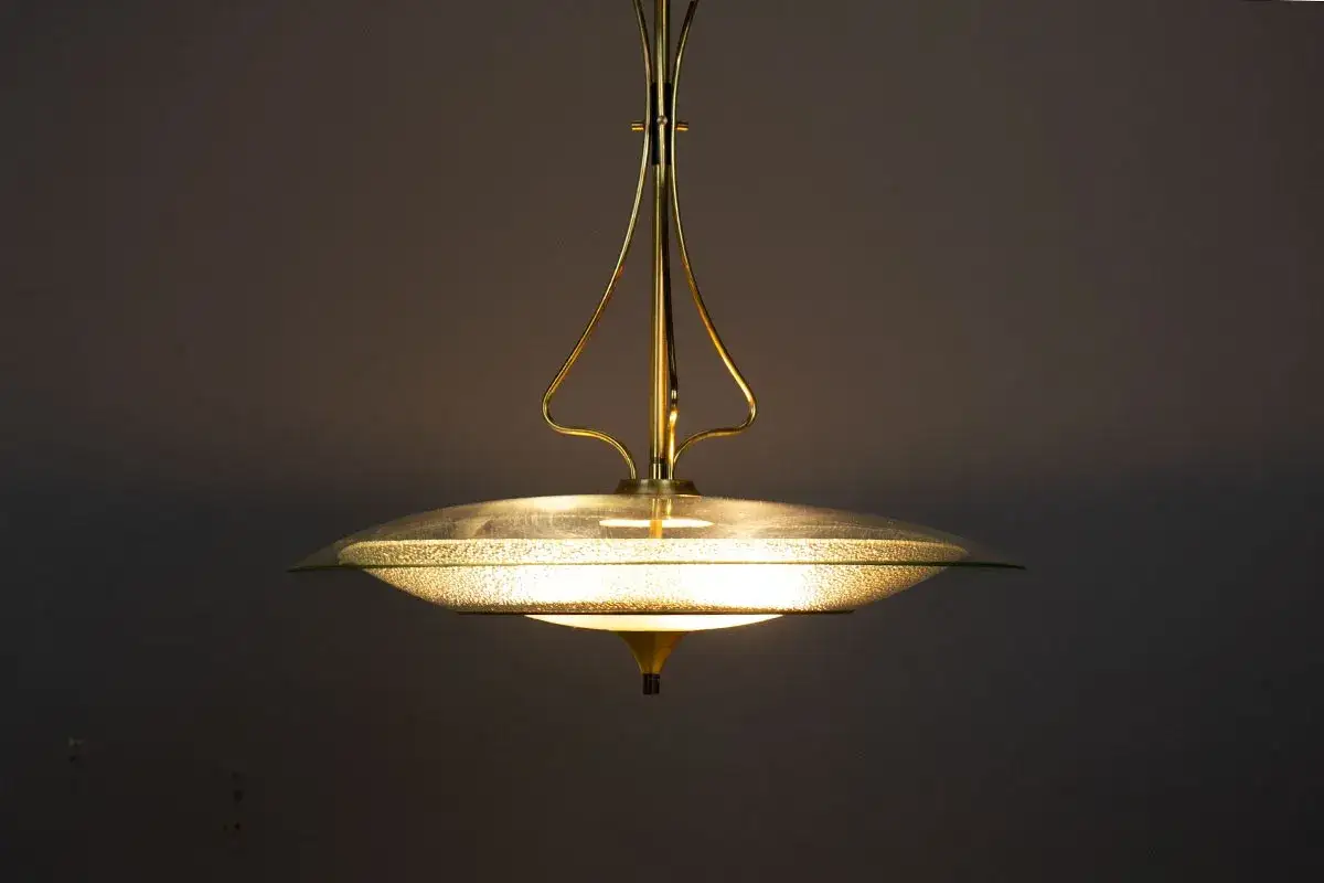 Lampe suspendue vintage en laiton et verre textur&eacute;, une inspiration pour devenir cr&eacute;ateur de luminaire.