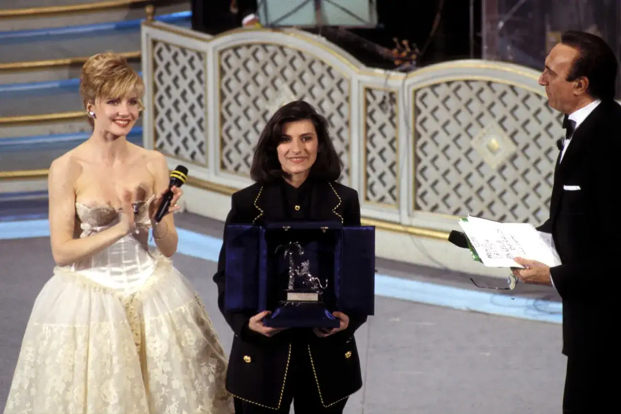 Angela Baraldi riceve un premio, forse per la sua canzone