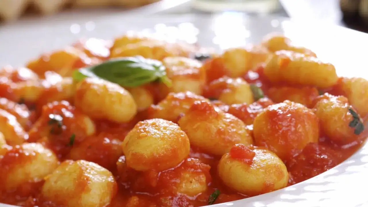 Ñoquis caseros en salsa de tomate, una deliciosa receta para disfrutar.