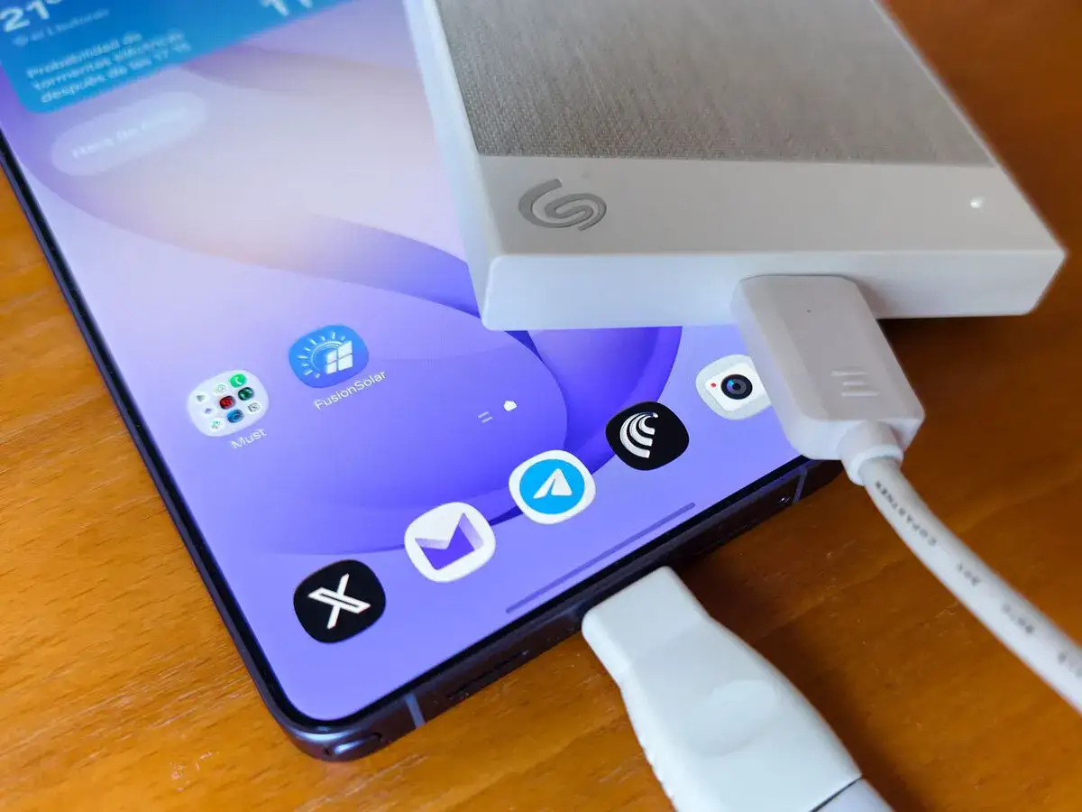 Teléfono conectado a disco externo para guardar fotos en la nube.