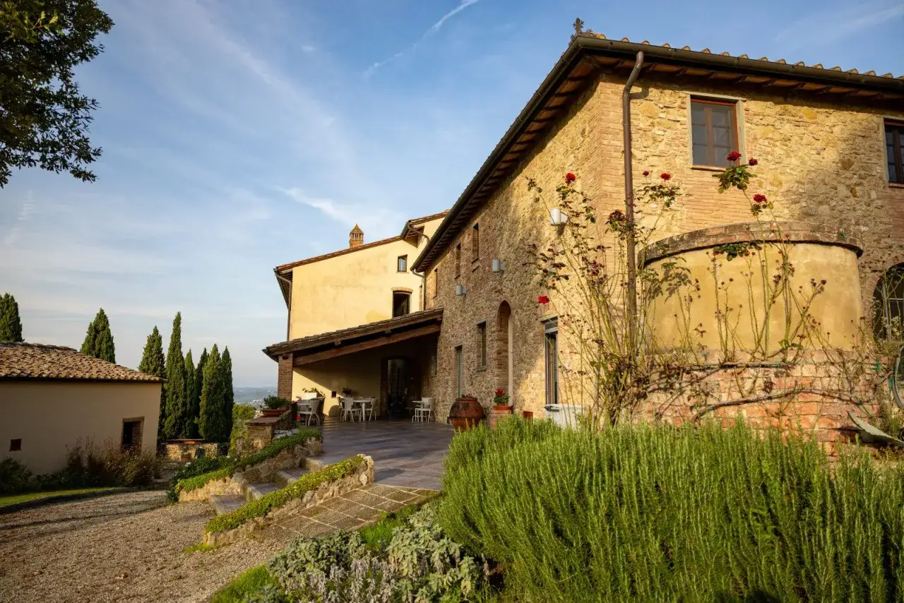 Un casale in pietra con rose rampicanti, ideale per un weekend immacolata dove andare.