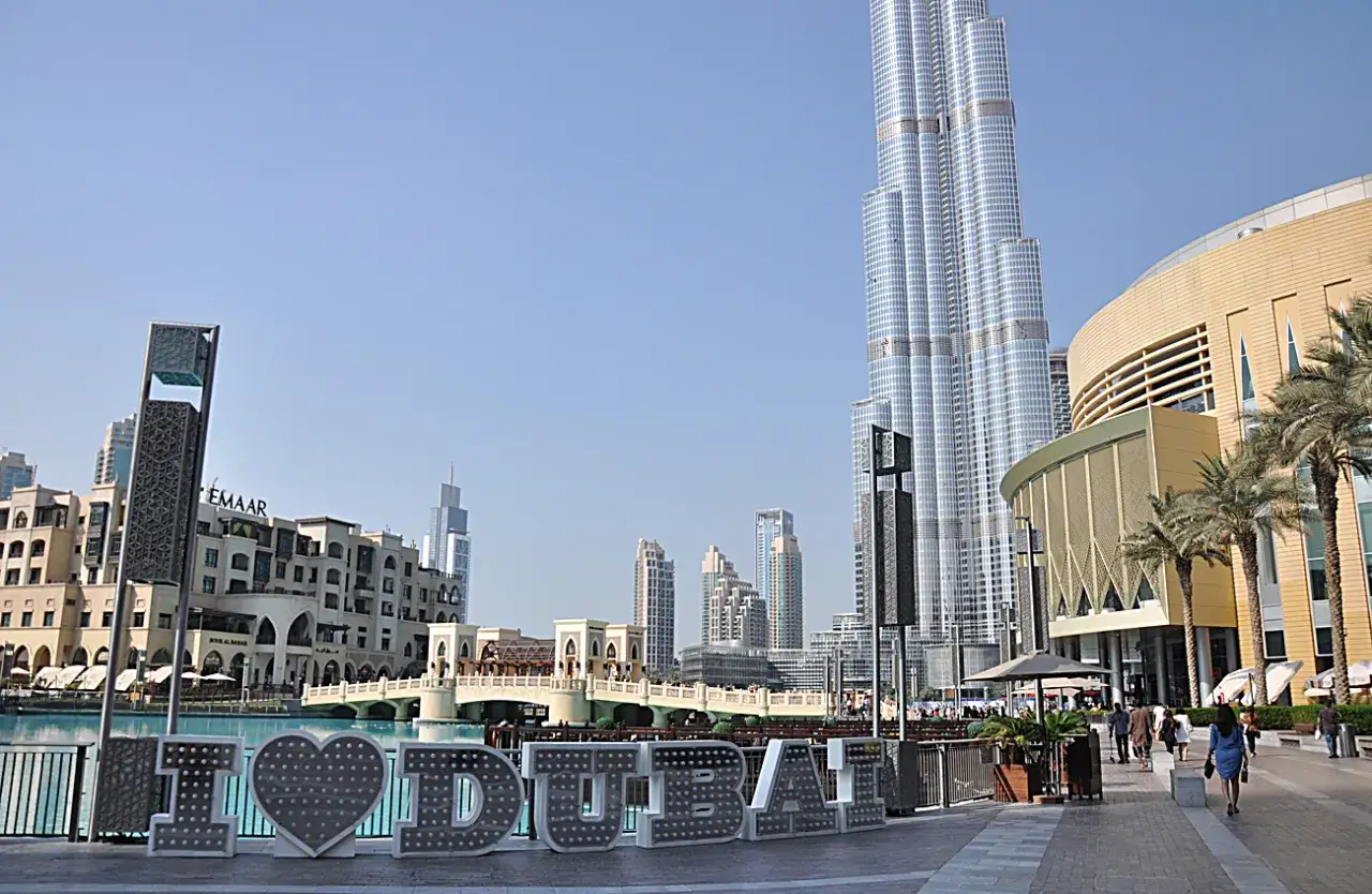 Widok na Burdż Chalifę i fontanny. Idealne miejsce na zakup biletów i podziwianie Dubaju.