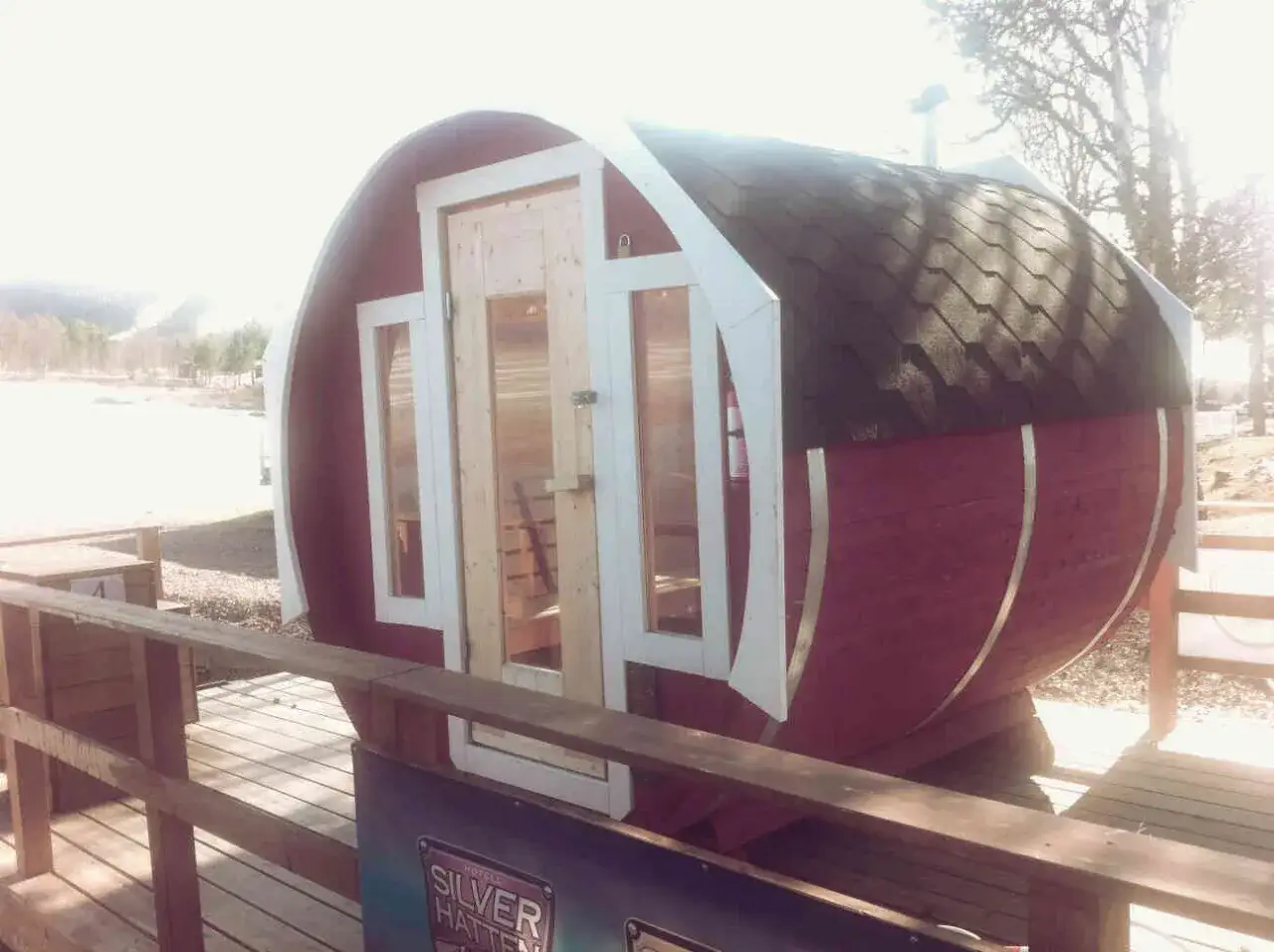 R&ouml;d tunnbastu vid en sj&ouml;, perfekt f&ouml;r en avkopplande stund i Arjeplog.