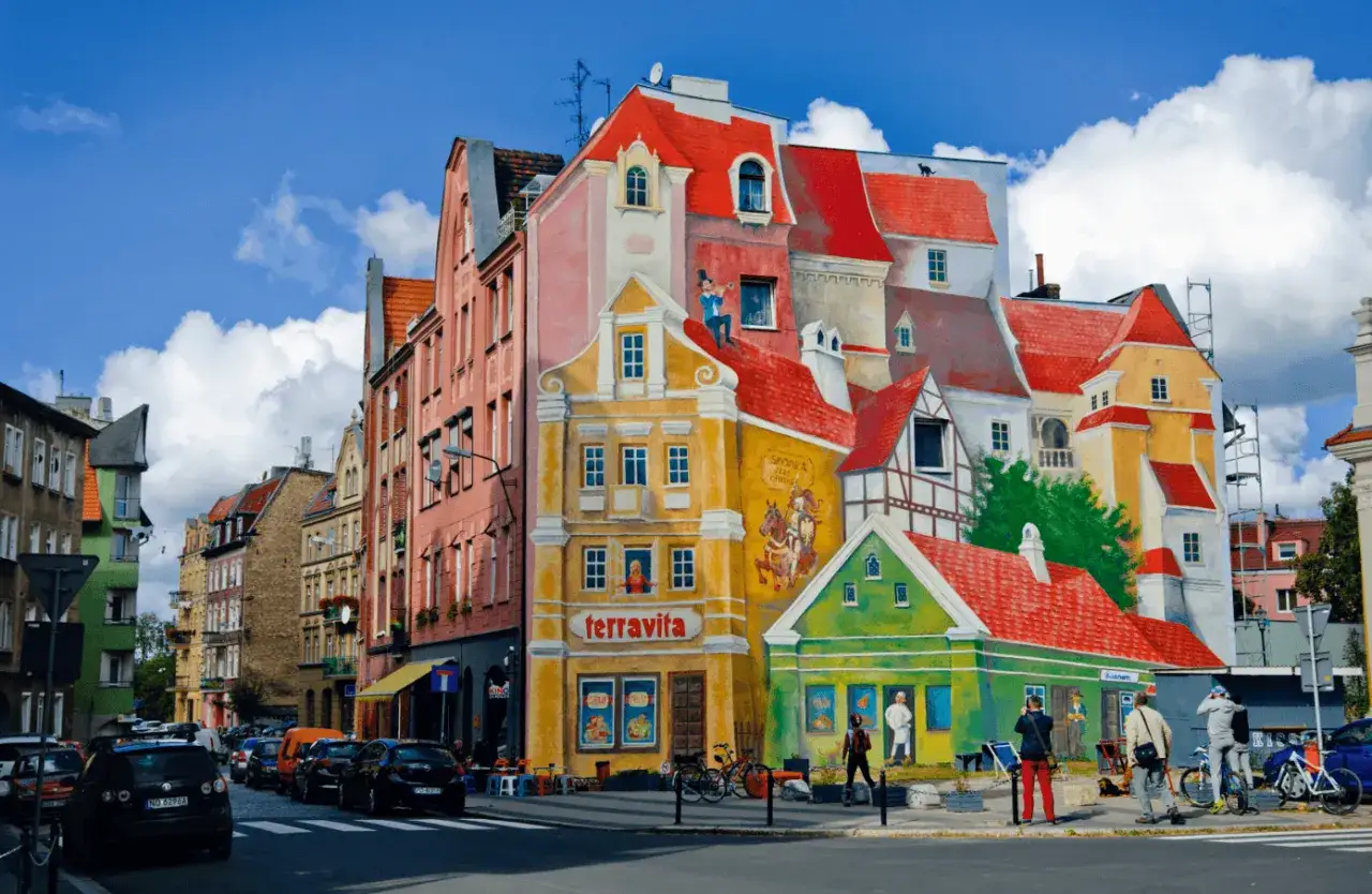 Kolorowy mural na śródce ożywia kamienice, dodając im bajkowego charakteru.