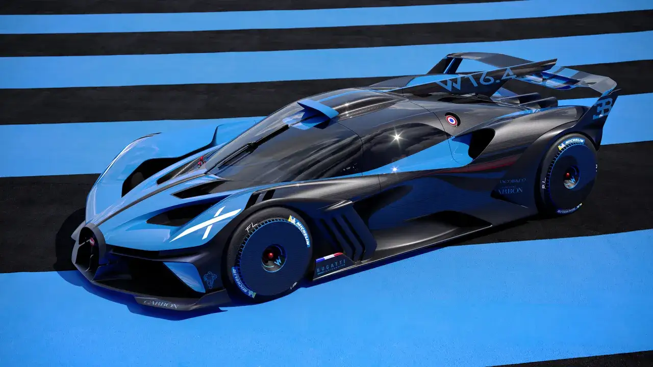 Niebiesko-czarny Bugatti Bolide na torze. Zastanawiasz się, ile kosztuje Bugatti Bolide? To marzenie wielu kierowc&oacute;w.
