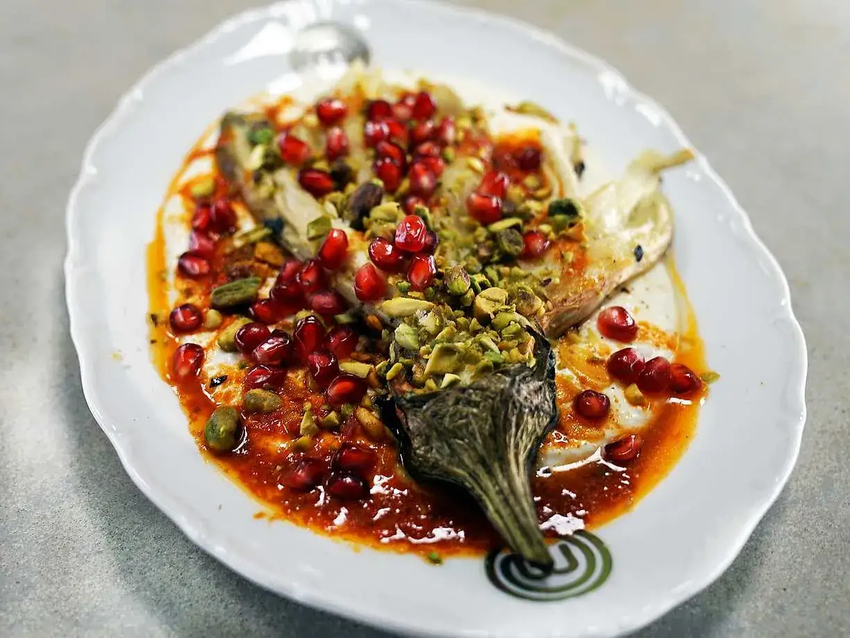 Grillad aubergine toppad med granat&auml;pple och pistagen&ouml;tter, serverad p&aring; en kr&auml;mig s&aring;s. En fest f&ouml;r &ouml;gat och gommen!
