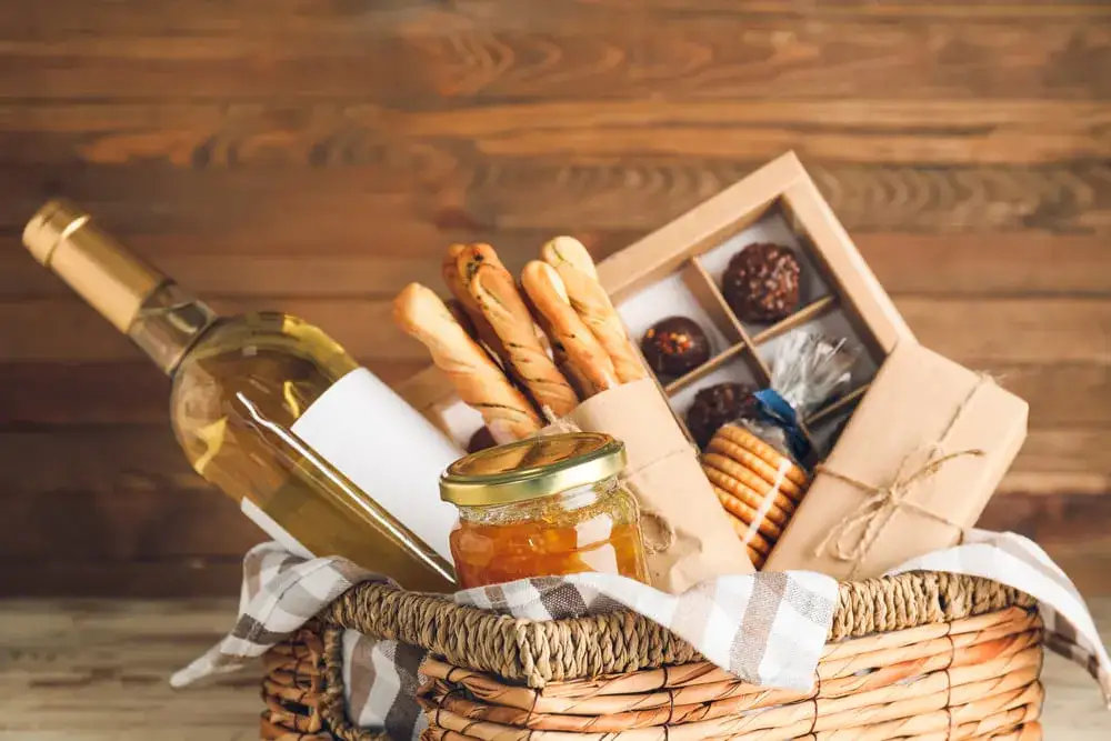 cesta de picnic gourmet con vino queso y frutas