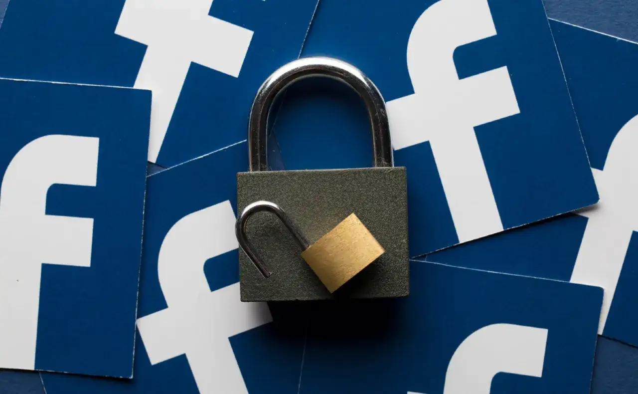 Kłódka na kartach z logo Facebooka. Jak sprawdzić logowanie na Messengerze, gdy konto jest zabezpieczone?