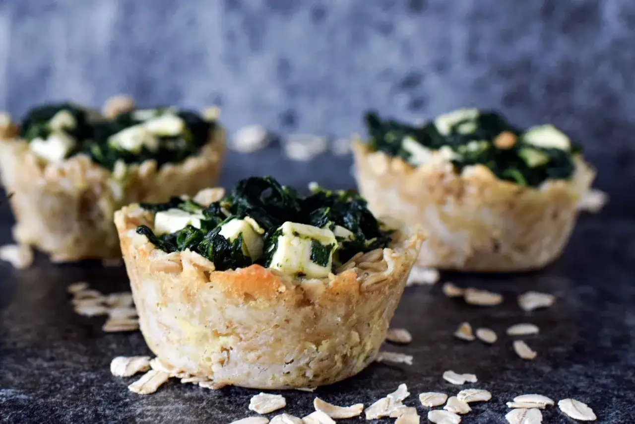 Herzhafte Muffins aus dinkelflocken oder haferflocken, gefüllt mit Spinat und Feta.