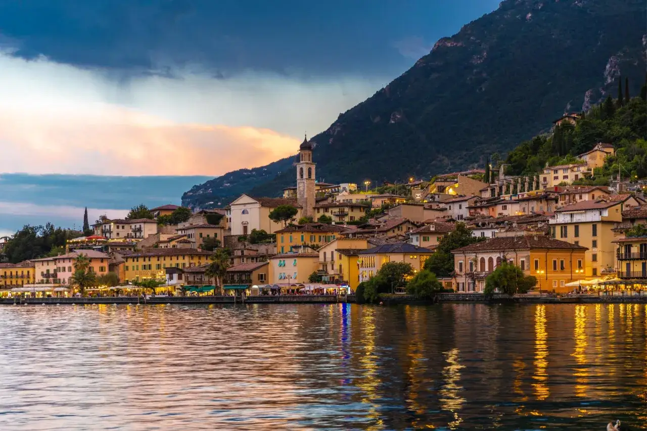 Limone sul Garda, con le sue case colorate a picco sul lago e la montagna sullo sfondo, è un luogo incantevole da esplorare.