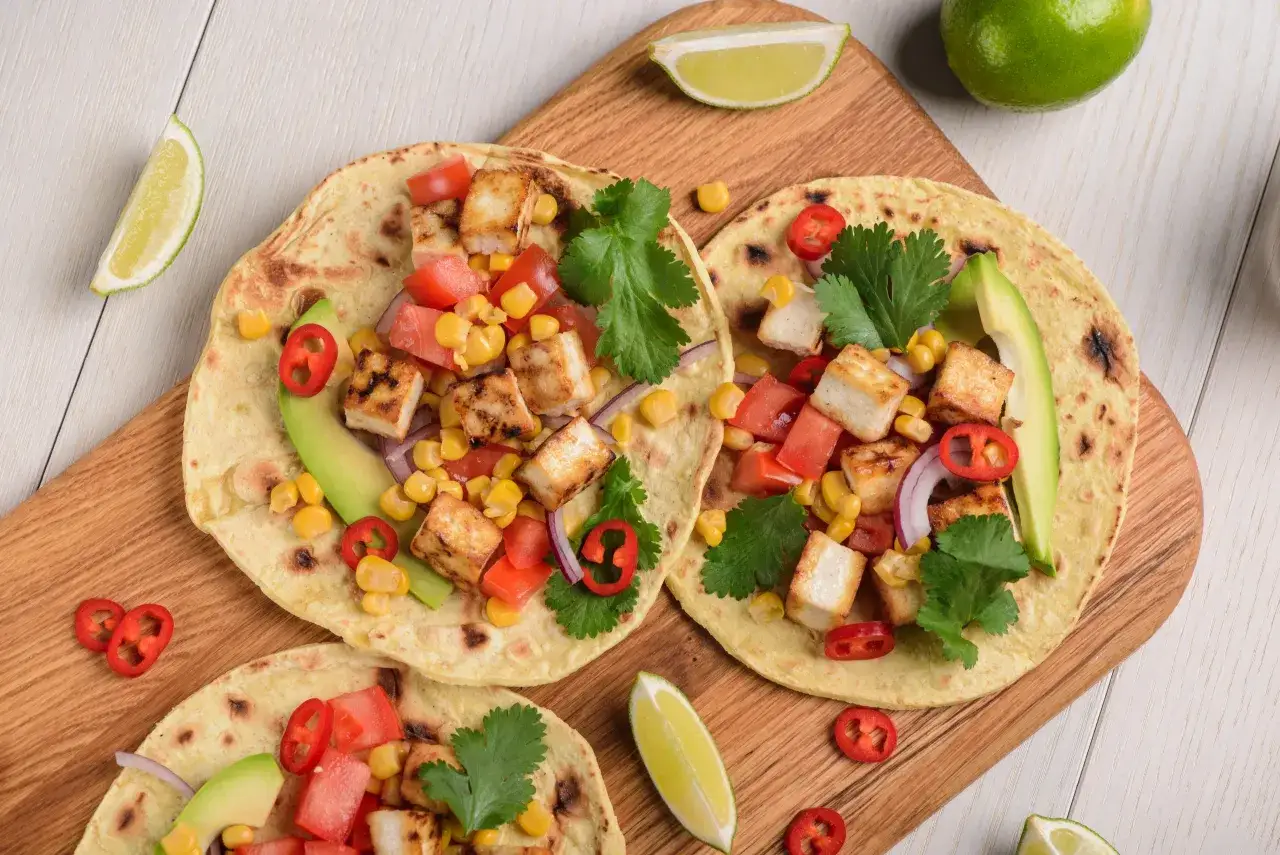 Lekkostrawne przepisy na tacos z grillowanym tofu, kukurydzą, pomidorami i awokado.