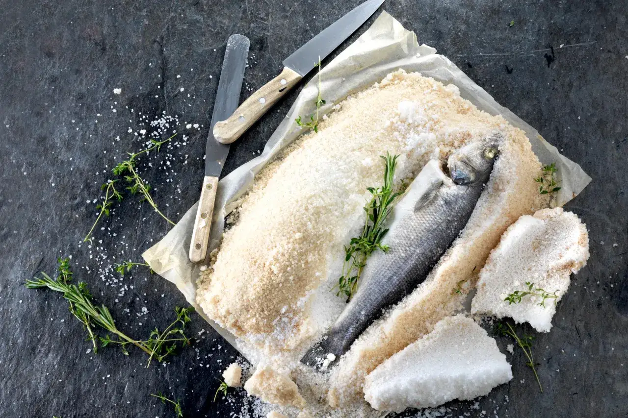 Bar en croûte de sel, prêt à être cuisiné selon les recettes des Carnets de Julie. Un plat simple et savoureux.
