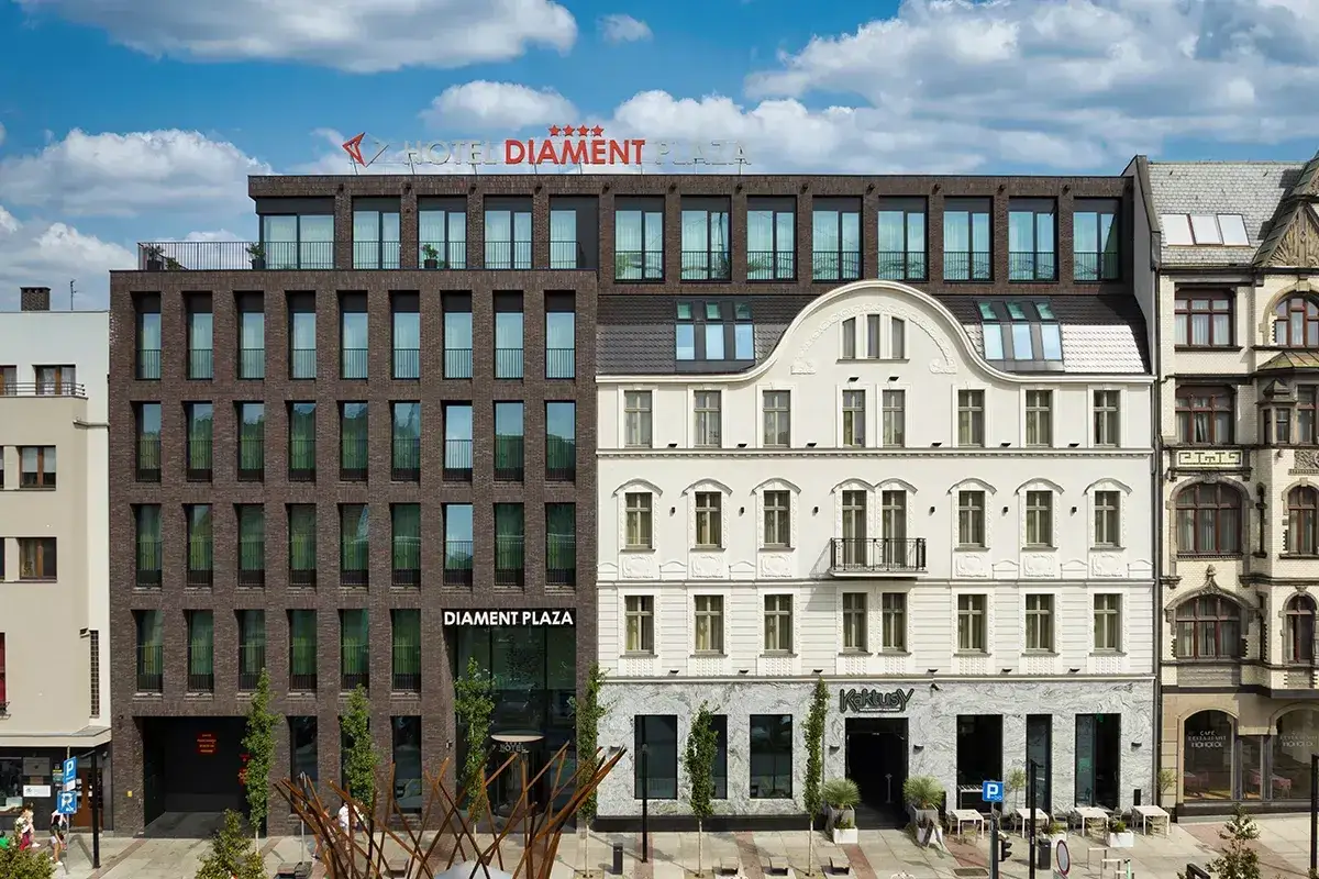 Hotel Diament Siemianowice z zewnątrz styl śródziemnomorski
