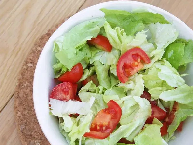 Insalata di pomodori e lattuga fresca