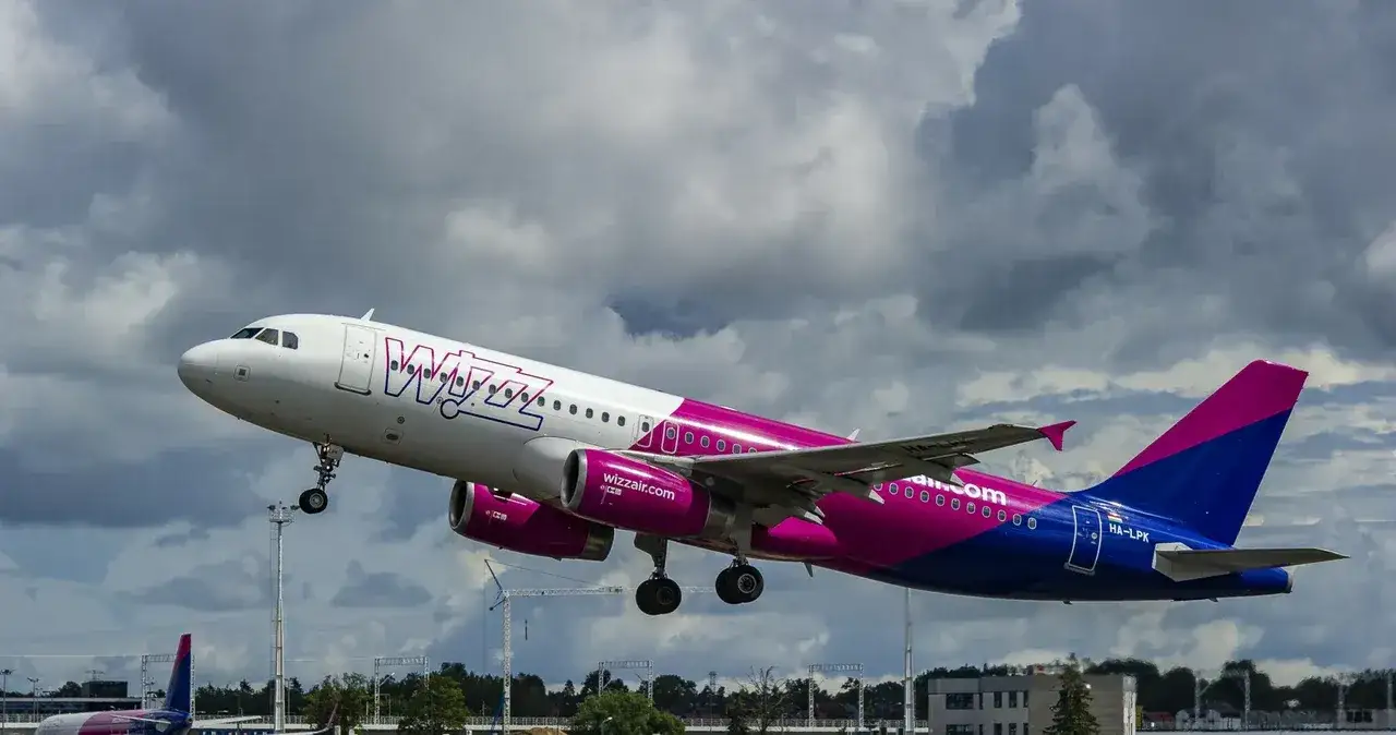 Zdjęcie Ile kosztuje dokupienie bagażu na lotnisku wizz air – uniknij wysokich opłat
