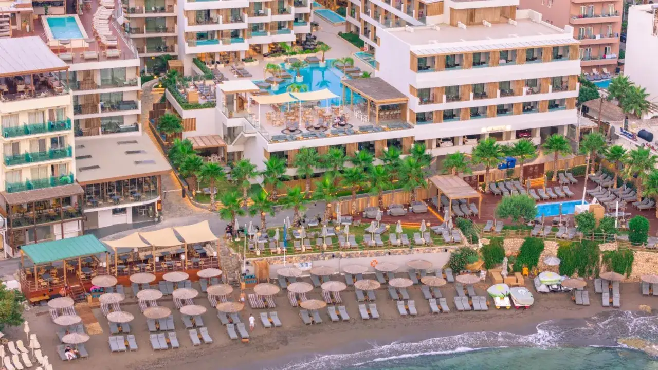 Akasha Beach Hotel & Spa: ein luxuriöses Resort mit Pool, Strandliegen und Palmen am Meer.