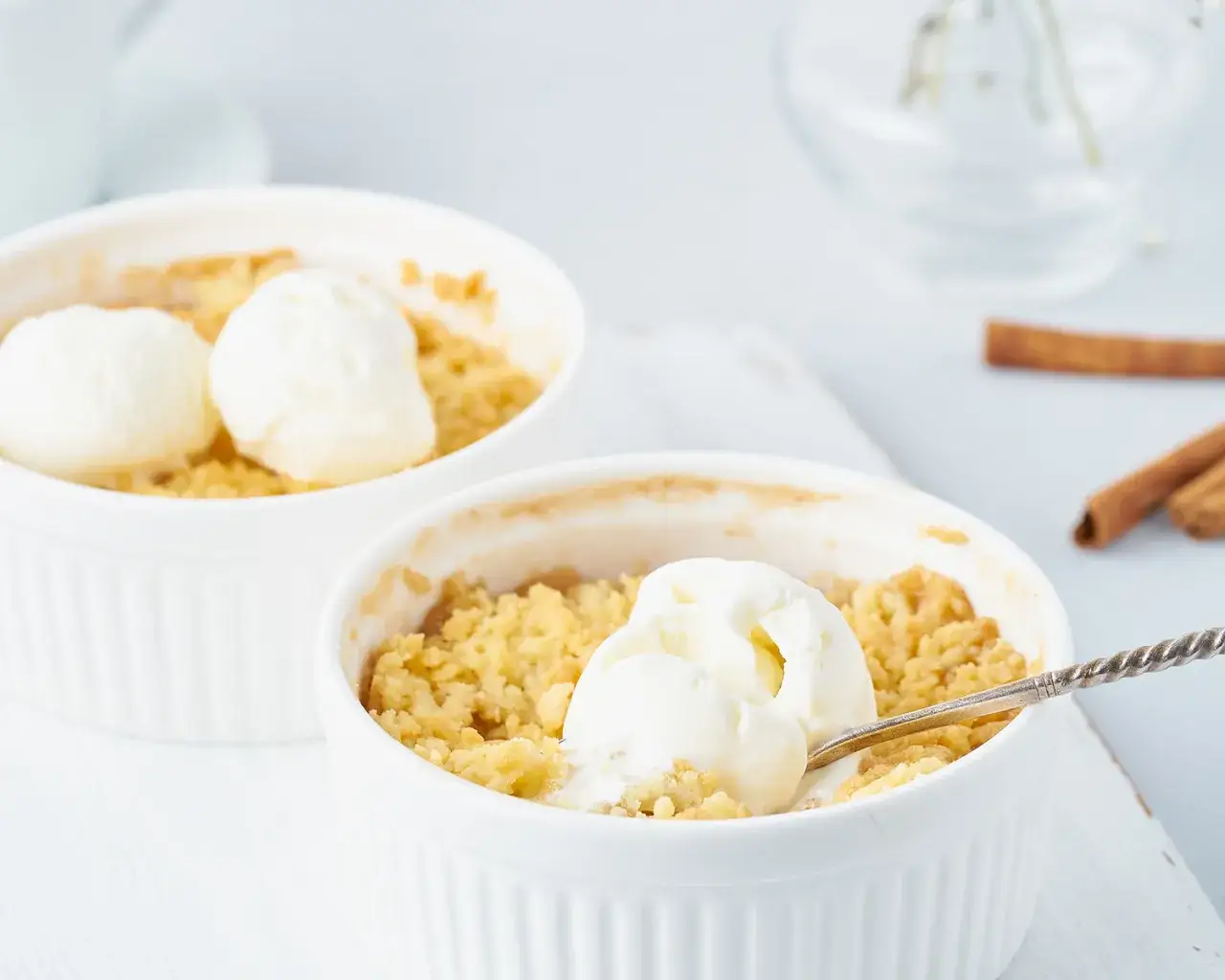 Apple Crumble mit Vanilleeis und Sauce
