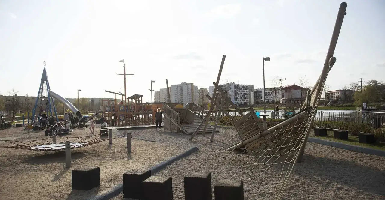 Plac zabaw z pirackim statkiem i zjeżdżalnią, idealne balaton atrakcje dla dzieci.