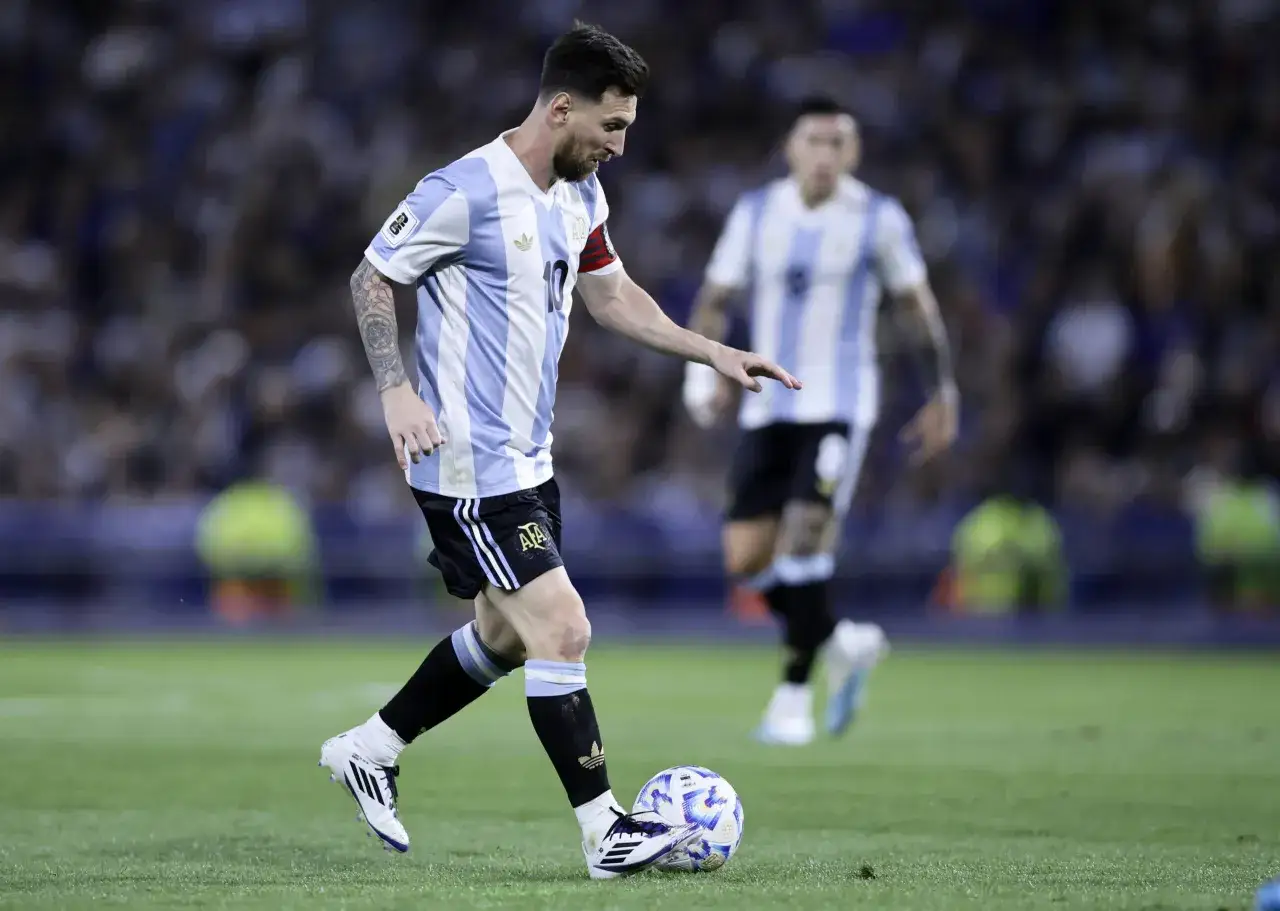 Lionel Messi w akcji, z piłką przy nodze. Jego wzrost nie przeszkadza mu w osiąganiu sukcesów na boisku.