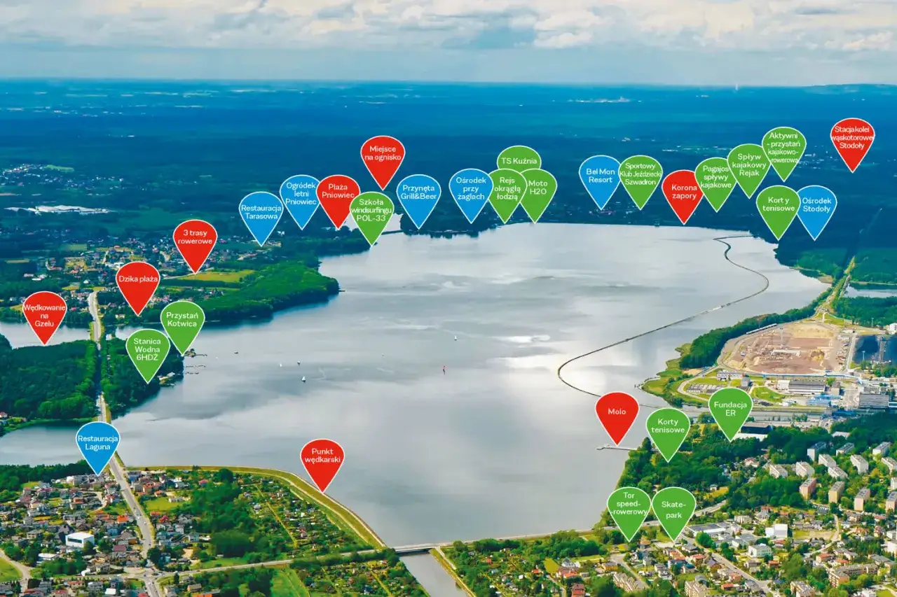 Widok z lotu ptaka na Zalew Rybnik z zaznaczonymi atrakcjami: plaże, restauracje, punkty wędkarskie, trasy rowerowe i sportowe.