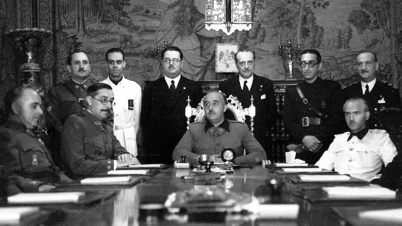 Luis Alarcón de la Lastra, rodeado de militares, en una reunión histórica.