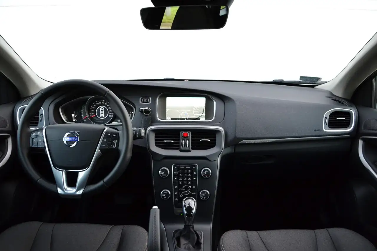 Wnętrze Volvo V40, kierownica, deska rozdzielcza z nawigacją. Wiele osób szuka **volvo v40 opinie** przed zakupem.