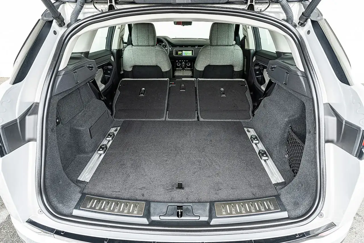 Offener Kofferraum eines Range Rover Evoque Benzin. Rücksitze umgeklappt für viel Platz.