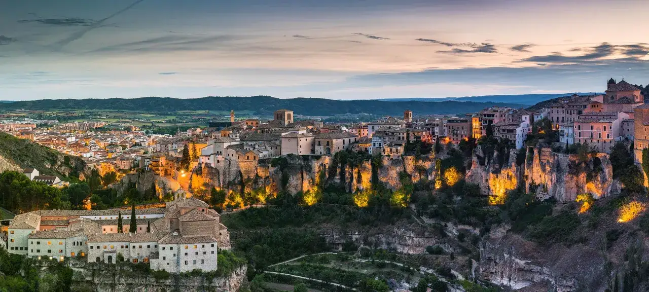 Die H&auml;ngenden H&auml;user von Cuenca, Spanien, thronen auf steilen Felsklippen. Ein magischer Anblick bei D&auml;mmerung.