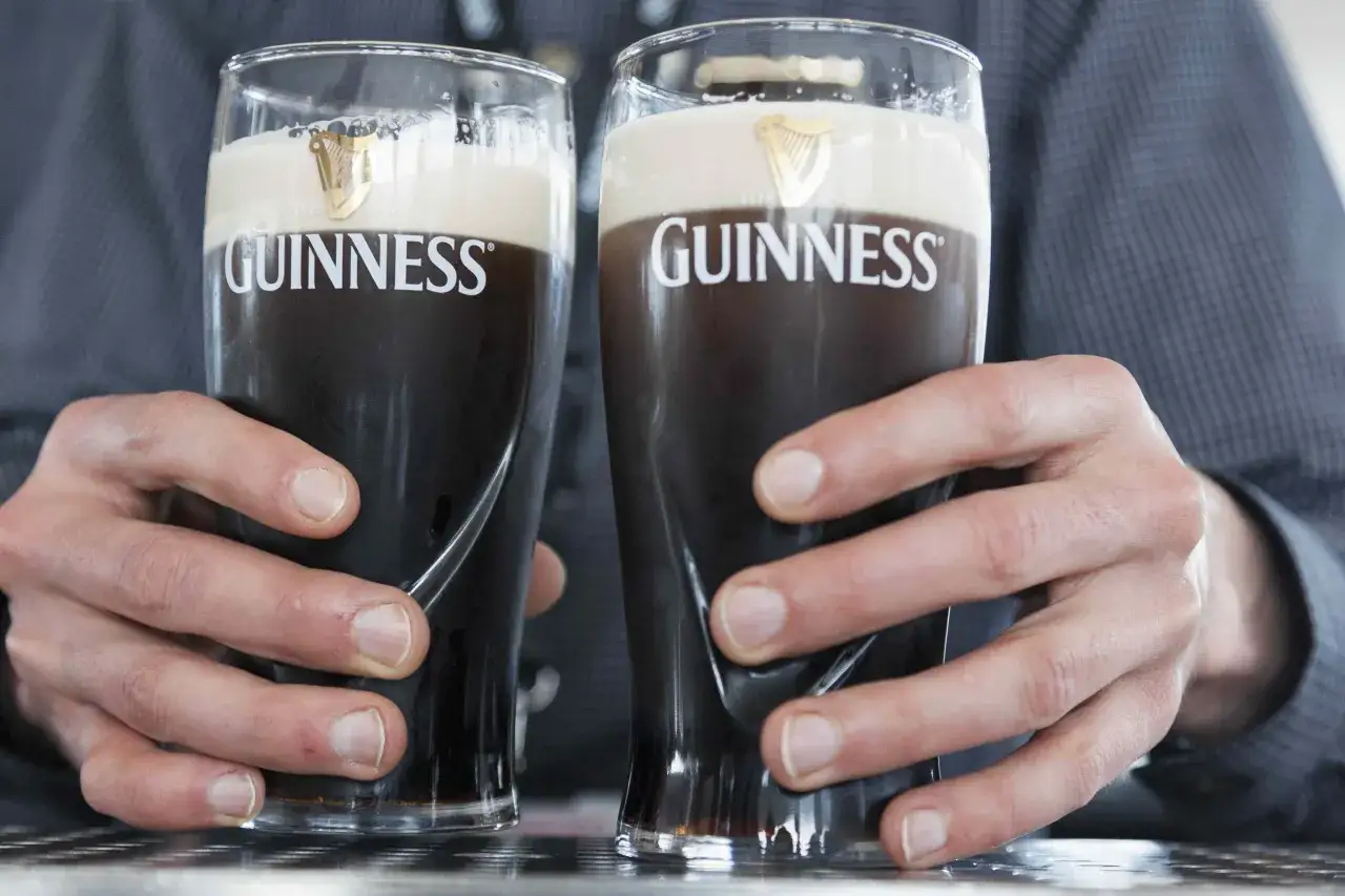 Zwei Gläser Guinness mit cremigem Schaum. Wer sich fragt, wie viele Guinness Kalorien ein Pint hat, findet hier die Antwort.