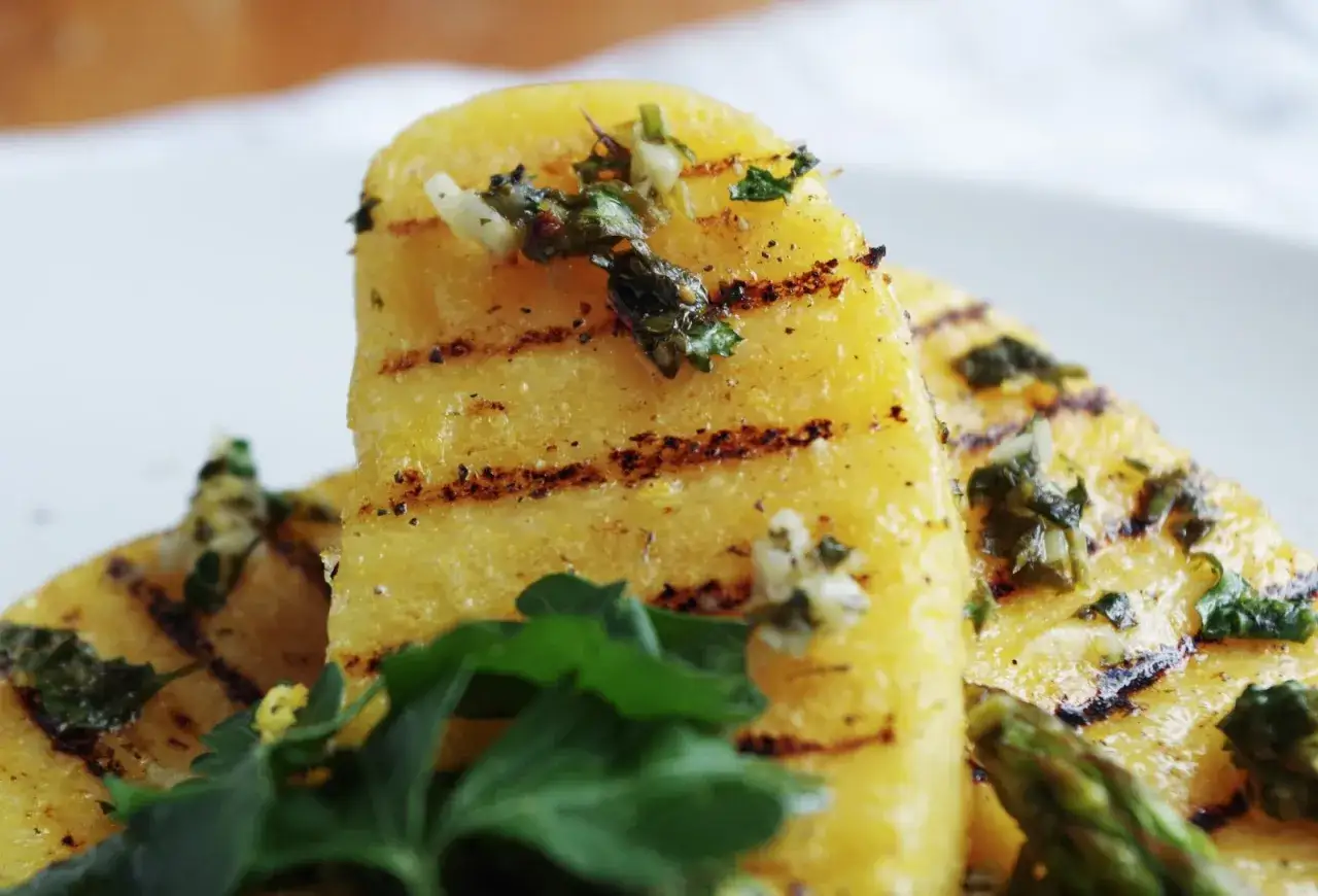 Grillowana polenta z ziołami i czosnkiem, podana z szparagami. Nietypowe dania z grilla, które zachwycają smakiem.