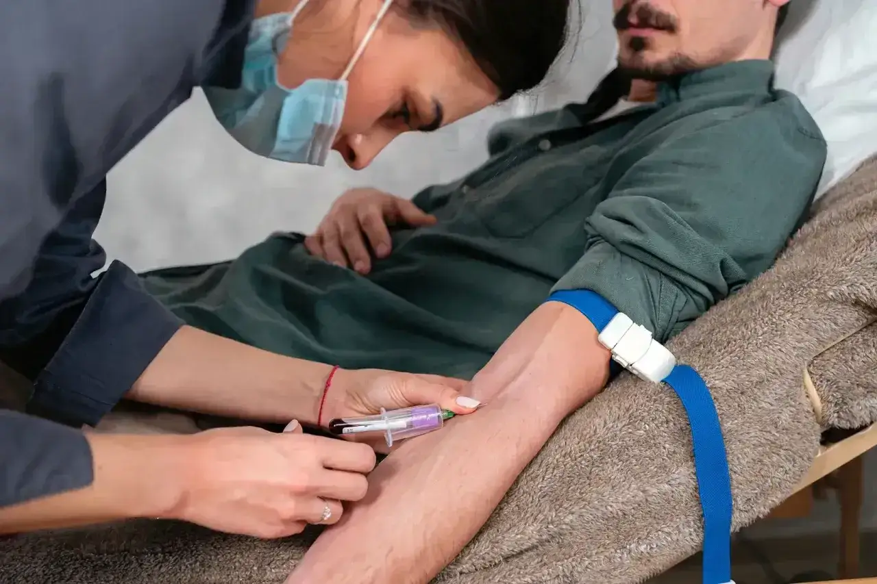 Pielęgniarka pobiera krew do badania. Sprawdź, jaka jest badanie hiv cena i zadbaj o swoje zdrowie.