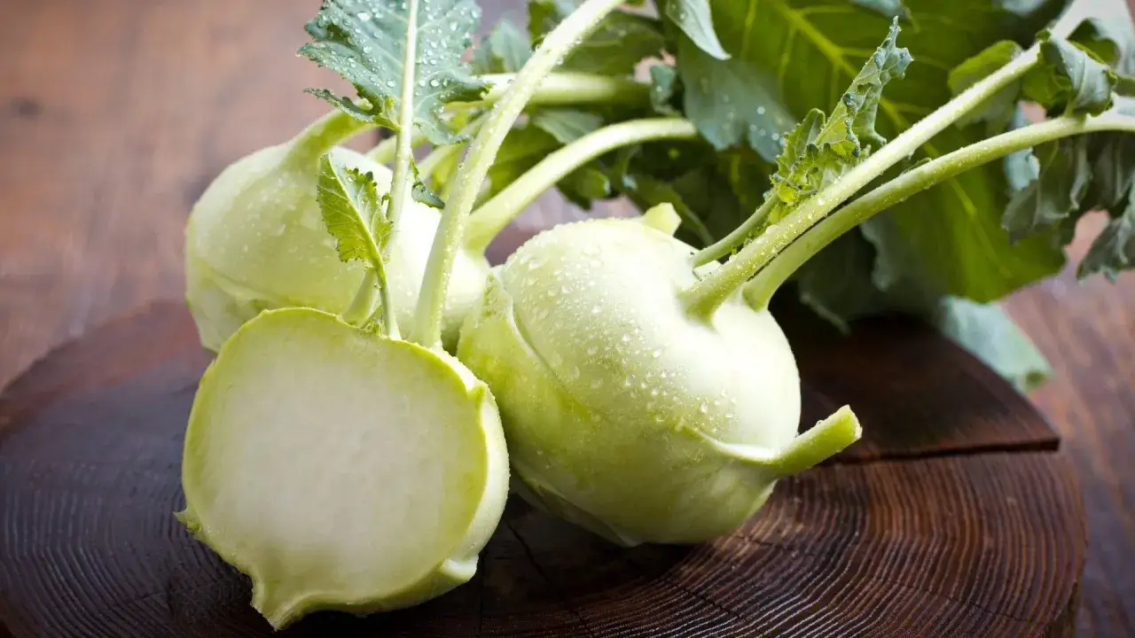 Frischer Kohlrabi mit Wassertropfen auf einem Holzbrett. Ein gesunder Snack f&uuml;r die Schwangerschaft.