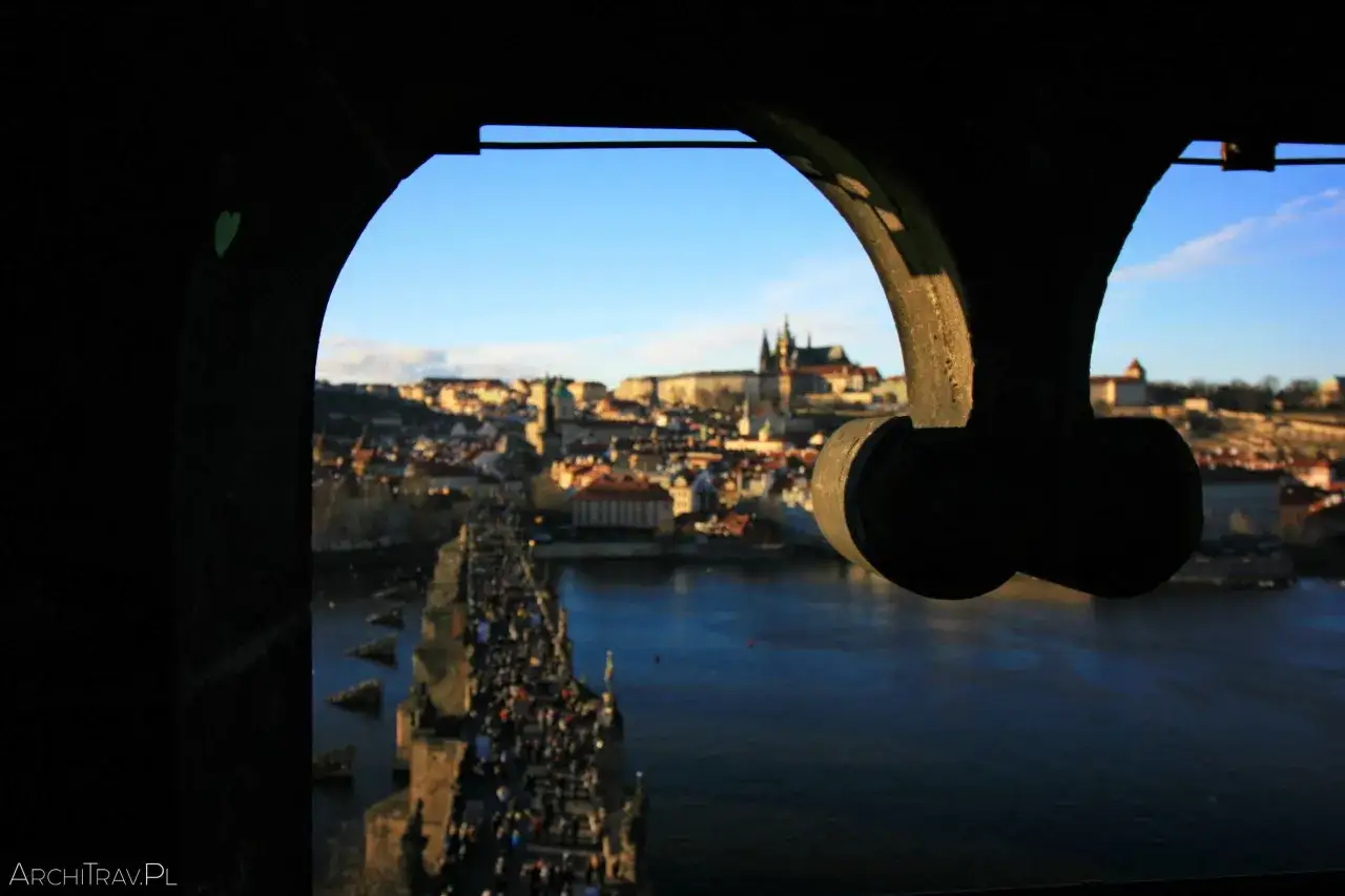 Praga, idealne miejsce na city break. Widok na Most Karola i Zamek Praski przez łuk.