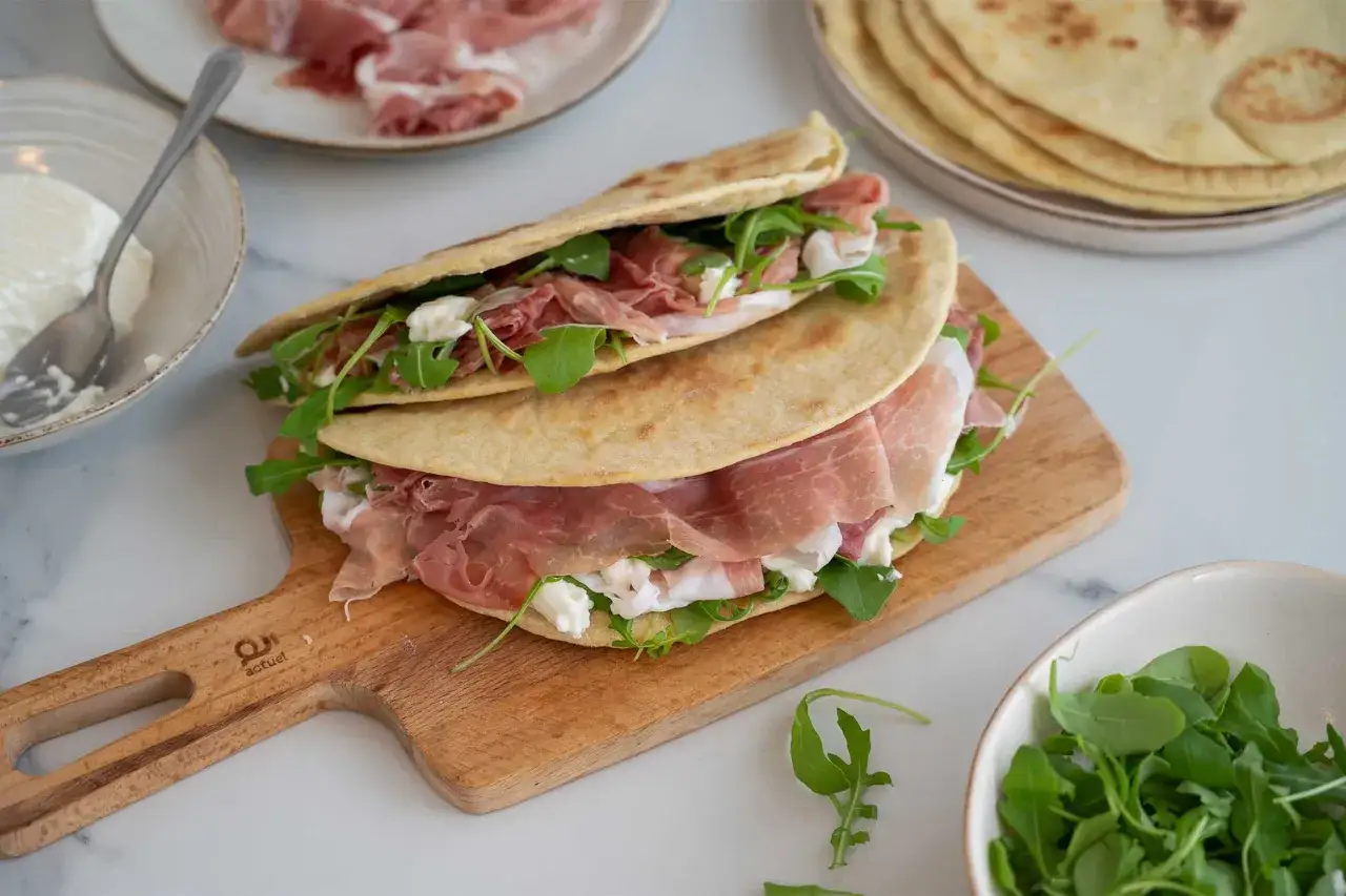Piadina ripiena di squacquerone, rucola e prosciutto crudo. Un'idea semplice per gustose ricette.