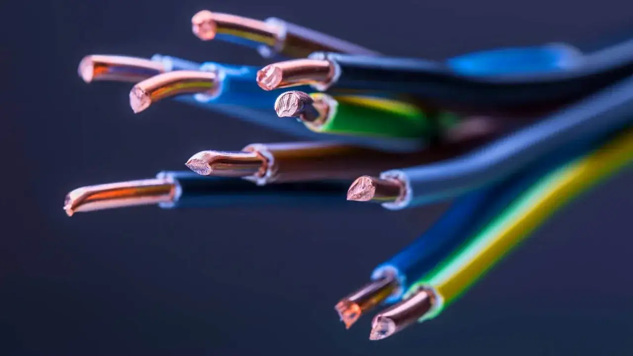 Zakończone przewody elektryczne, miedziane żyły, izolacja w kolorach niebieskim, zielono-żółtym i brązowym. Czy to przewód 300/500V czy 450/750V?