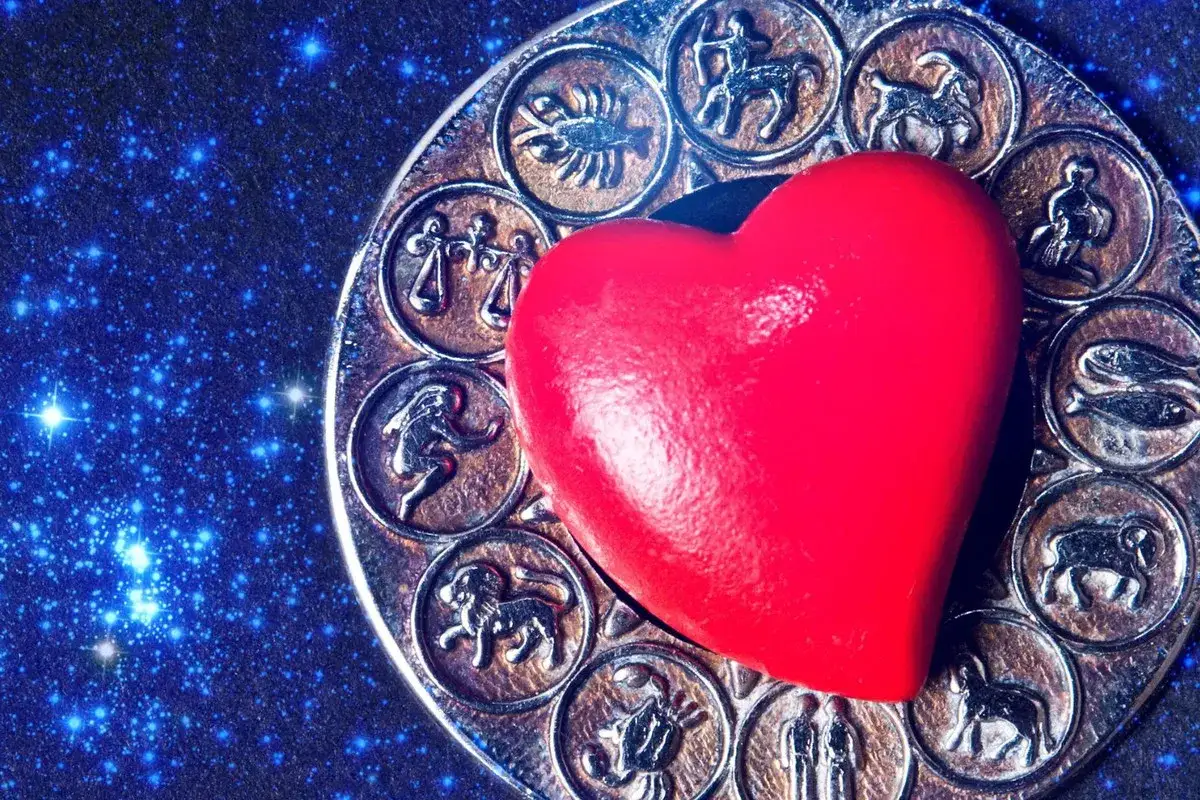 Czerwone serce na tle zodiaku, gdzie Koziorożec i Panna tworzą harmonijną całość.