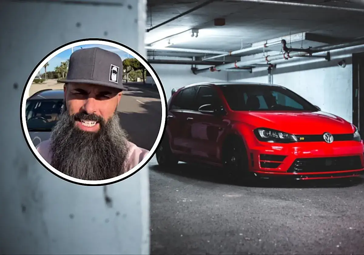 Hombre con barba y gorra junto a un Volkswagen Golf rojo, el coche más robado en España.