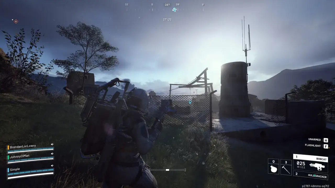 Gracz w grze Arc Raiders, sprawdzający wymagania sprzętowe, celuje z broni w opuszczonej bazie.