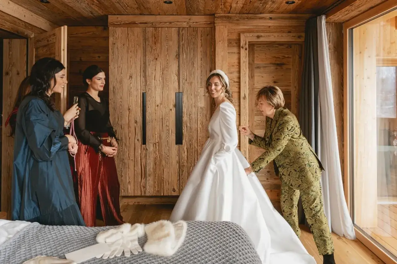 Sposa in abito bianco con damigelle e madre. Pensando a cosa mi metto per un matrimonio a dicembre, questo look &egrave; un'ispirazione.