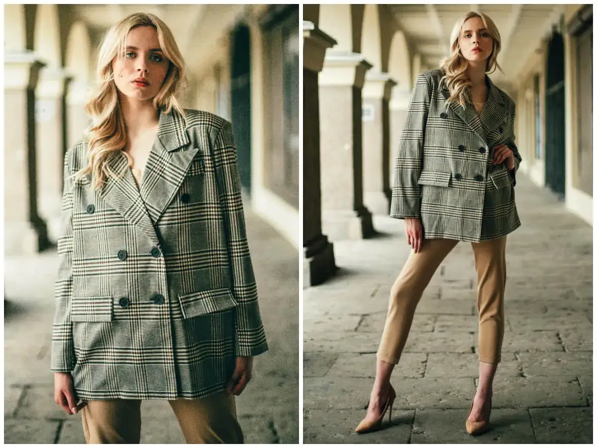 Kobieta w dwurzędowej marynarce w kratę i beżowych spodniach prezentuje styl smart casual.