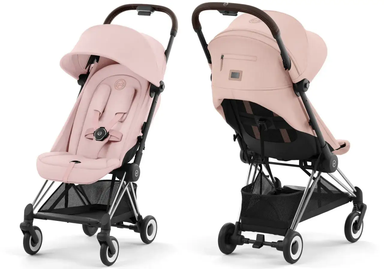 Różowy wózek Cybex Coya z brązową rączką i czarnym koszem. Lekki i stylowy, idealny na spacery.