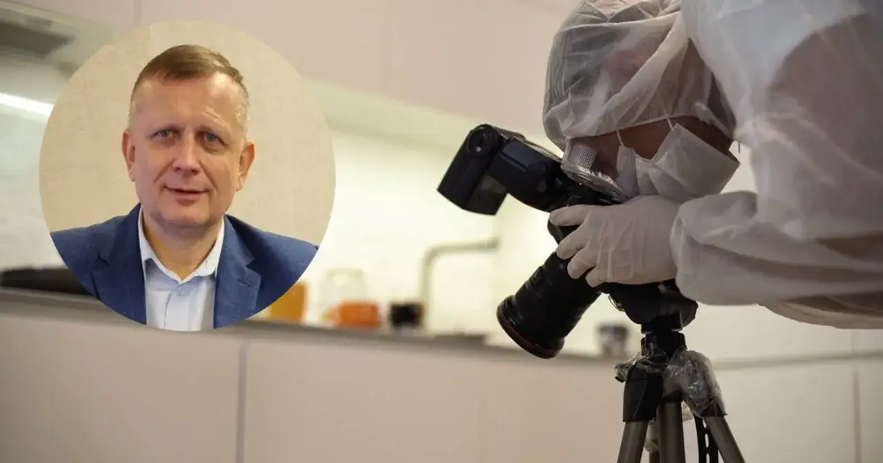Policja dokumentuje zgon w domu. Na zdjęciu widać technika kryminalistyki z aparatem i portret mężczyzny w garniturze.