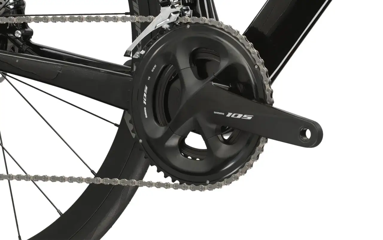 Szukasz odpowiedzi, jak dobrać łańcuch do roweru? Zobacz zbliżenie na czarną korbę Shimano 105 i łańcuch rowerowy.