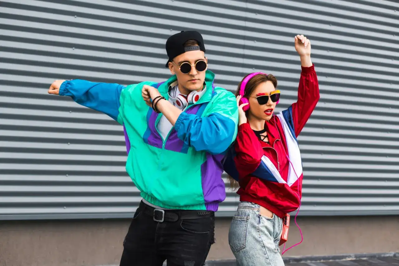 Modne stylizacje chłopięce na dyskotekę szkolną streetwear chino joggery