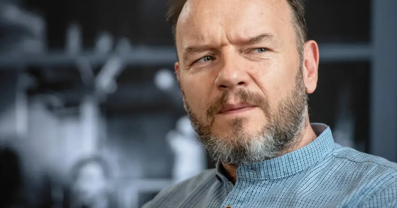 Portret mężczyzny z brodą, który zastanawia się nad swoimi poglądami. Redbad Klynstra w skupieniu.